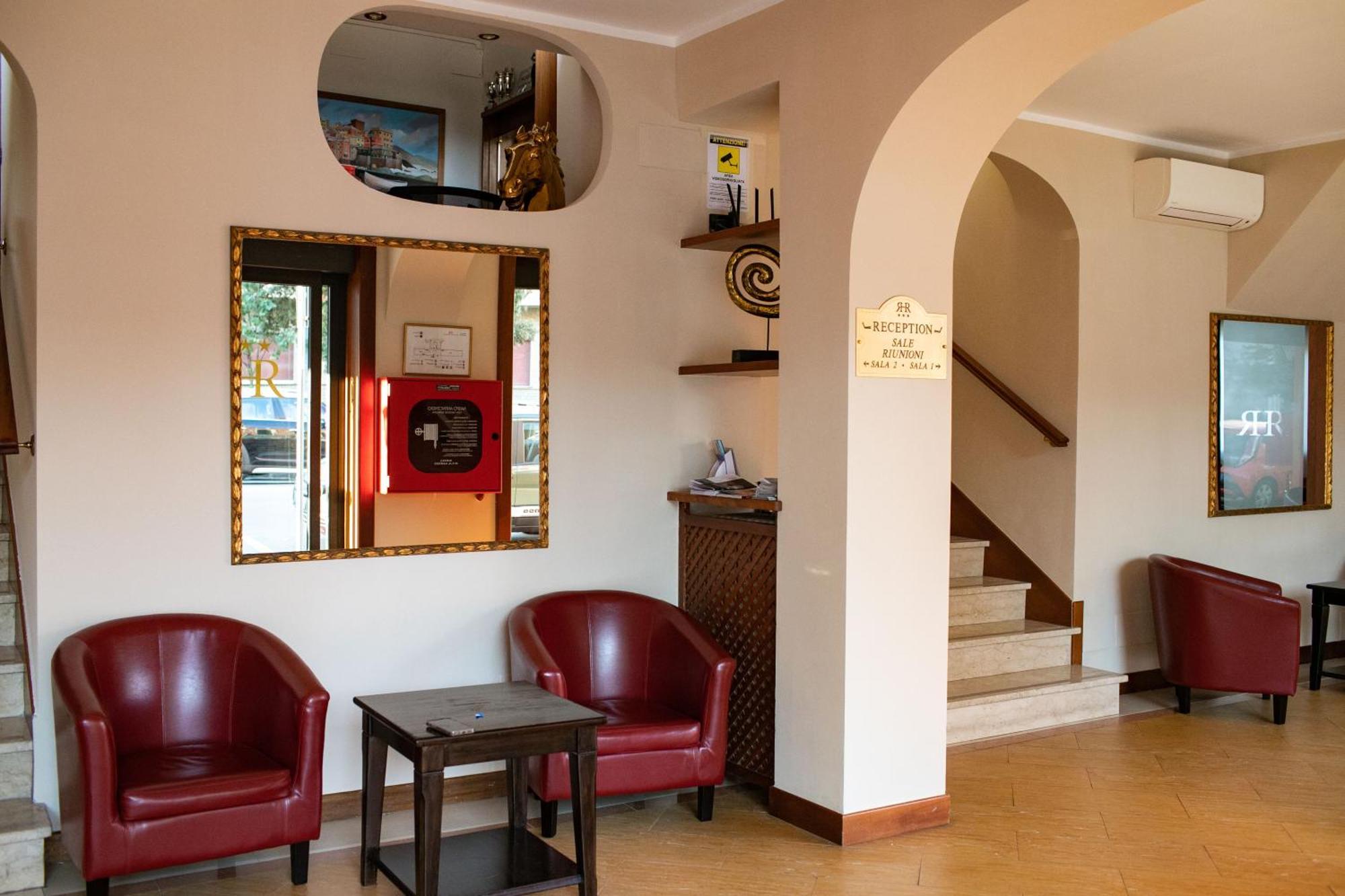 Rex Aparthotel 3*